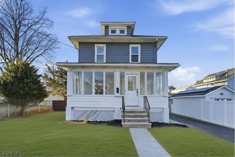 Exterior, Facade, Solar Panels, American Foursquare