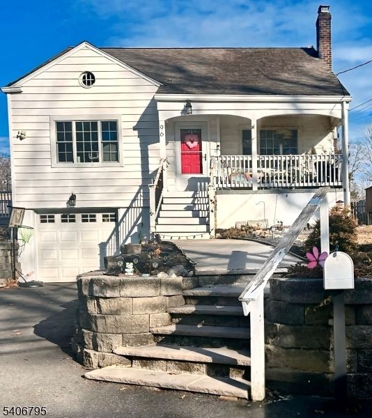 Attached, Exterior, Facade, Queen Anne Victorian