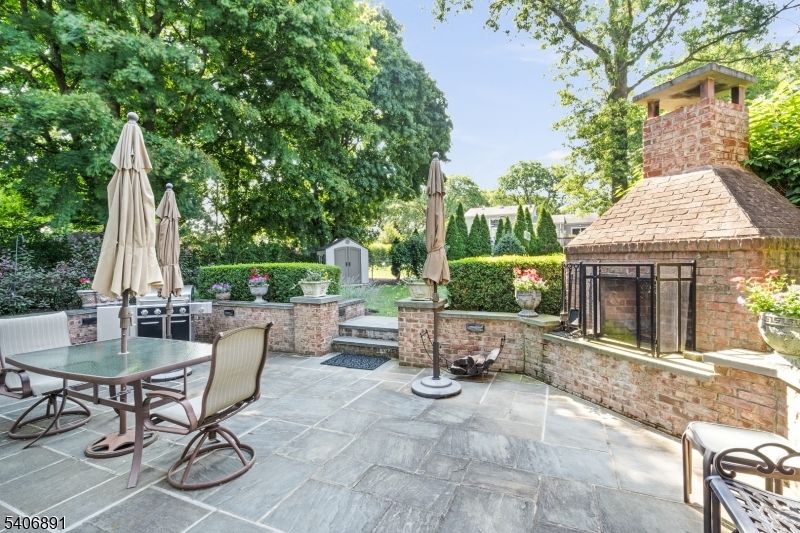 Exterior, Fireplace, Outdoor Kitchen