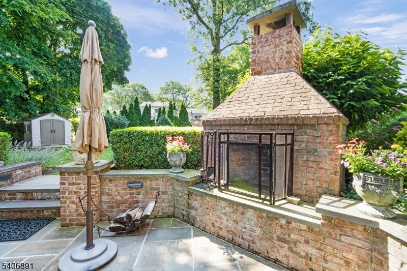 Exterior, Fireplace, Outdoor Kitchen