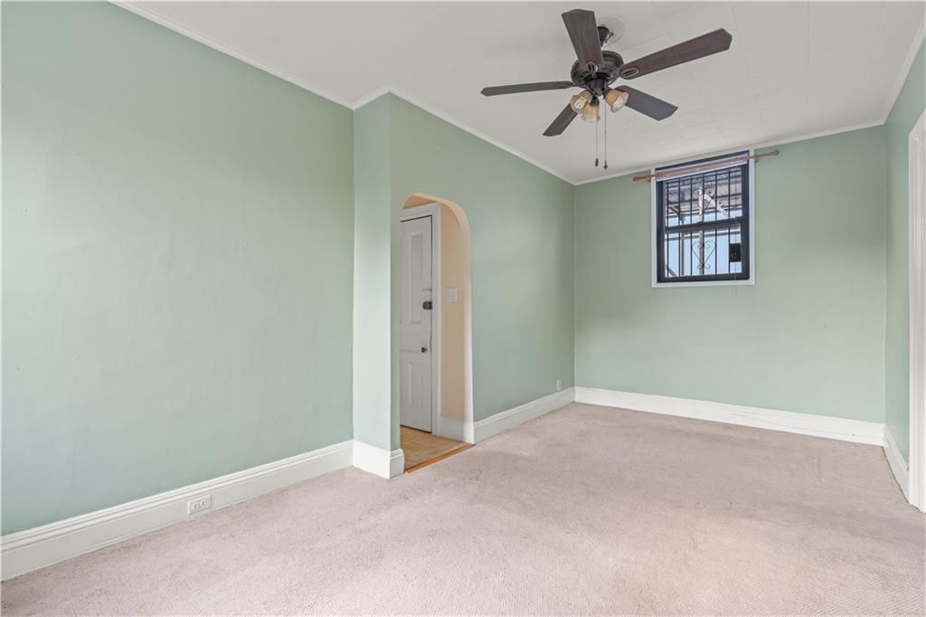 Empty room, Interior