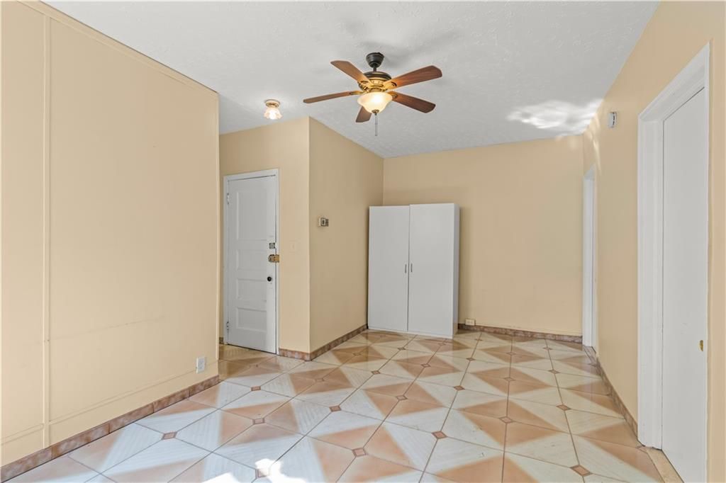 Empty room, Interior