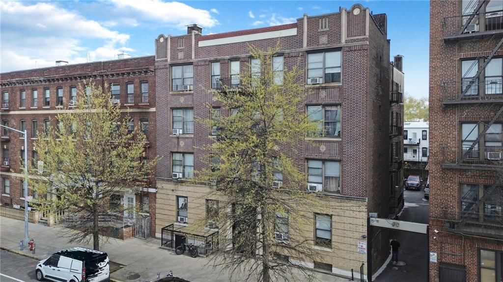 Exterior, Facade, Brick Facade, Rowhouse