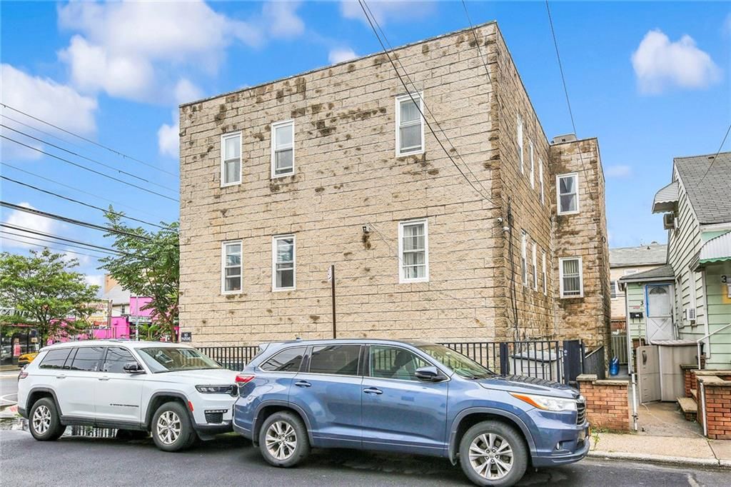 Exterior, Facade, Rowhouse