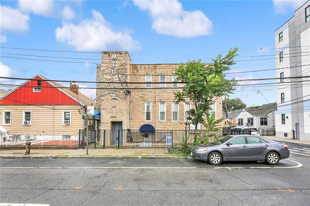Exterior, Facade, Rowhouse