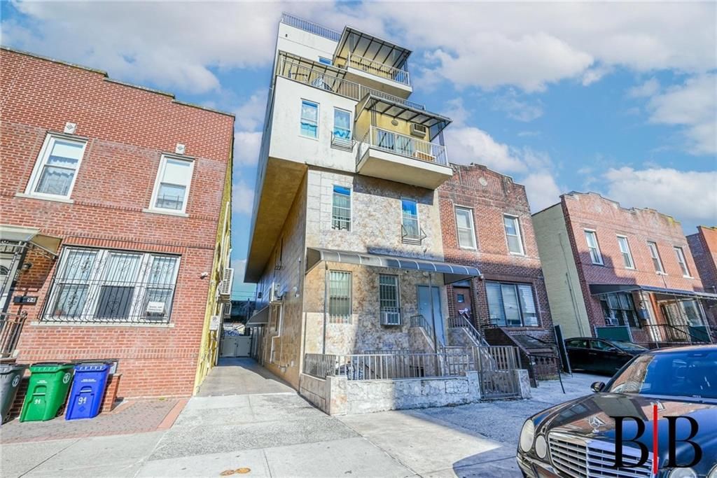 Exterior, Facade, Brick Facade, Rowhouse