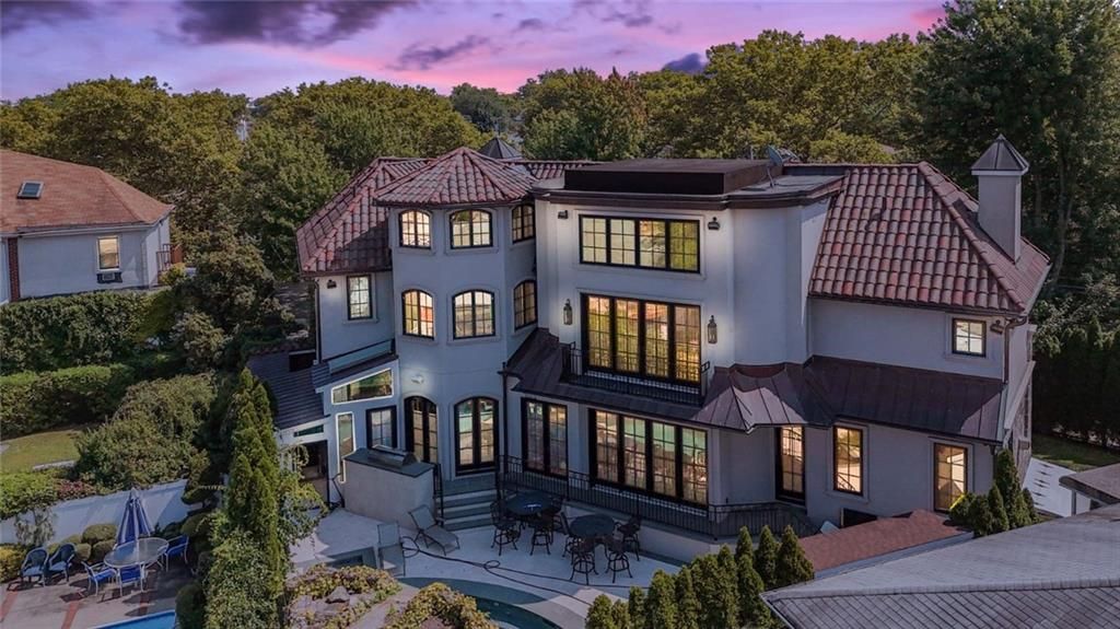 Exterior, Facade, Queen Anne Victorian