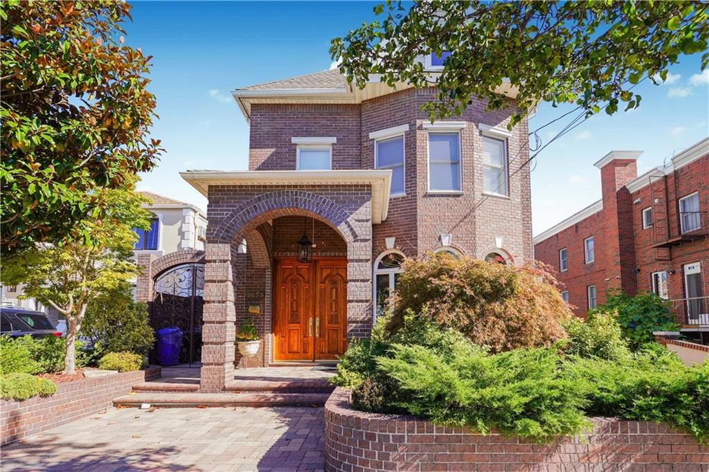 Exterior, Facade, Brick Facade, Rowhouse