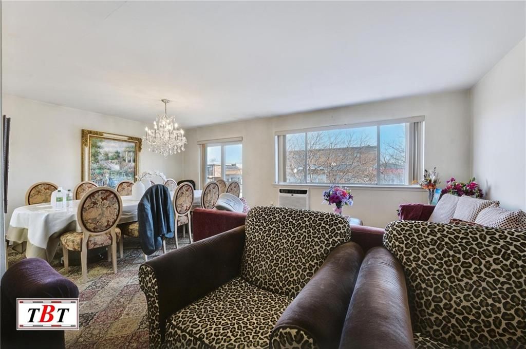Chandelier, Dining room, Interior, Living room