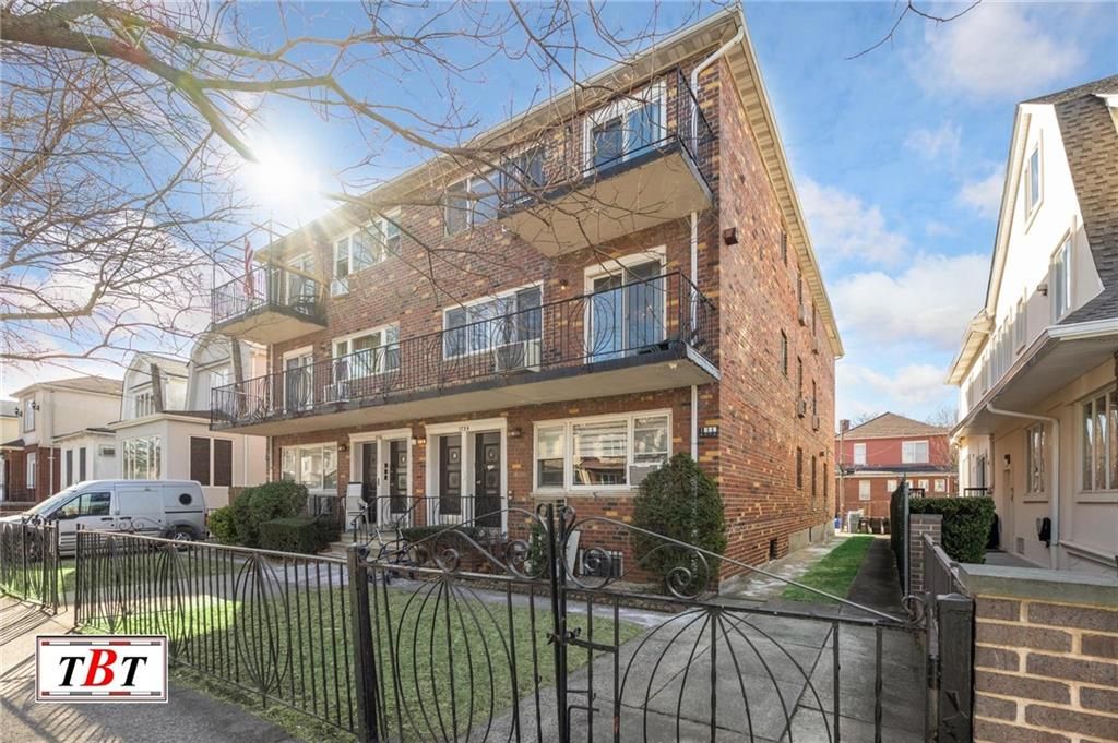 Exterior, Facade, Brick Facade, Rowhouse