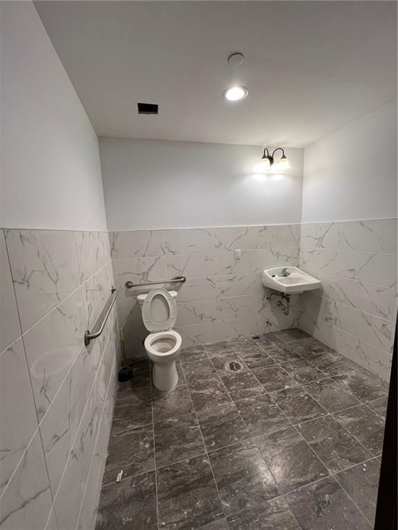 Bathroom, Interior, Marble Walls, Recessed Lighting