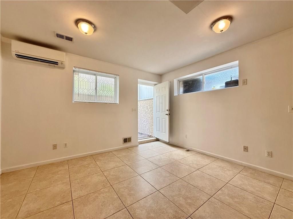 Empty room, Interior
