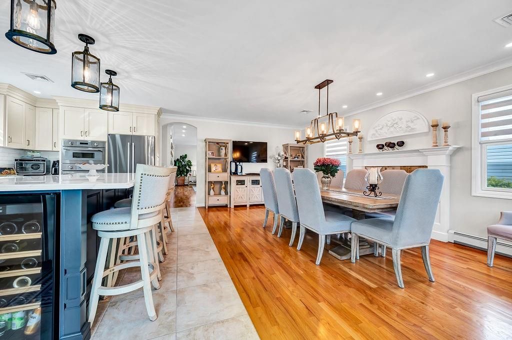 Chandelier, Dining room, Interior, Kitchen, Pendant Lights, Recessed Lighting, Wood Texture Flooring