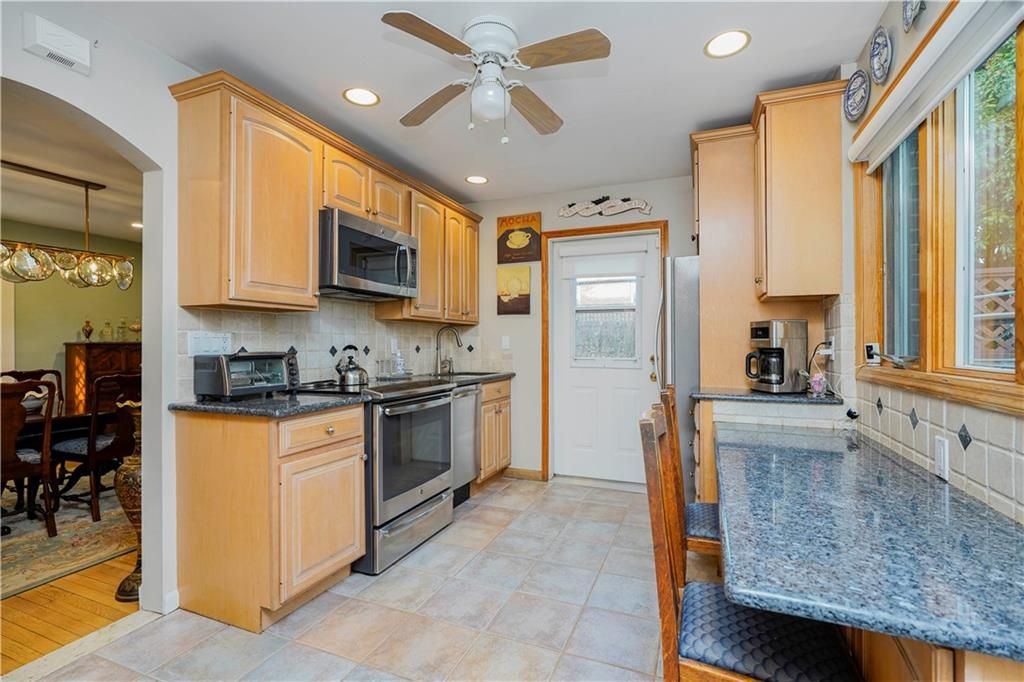 Dining room, Interior, Kitchen, Pendant Lights, Recessed Lighting, Wood Texture Flooring