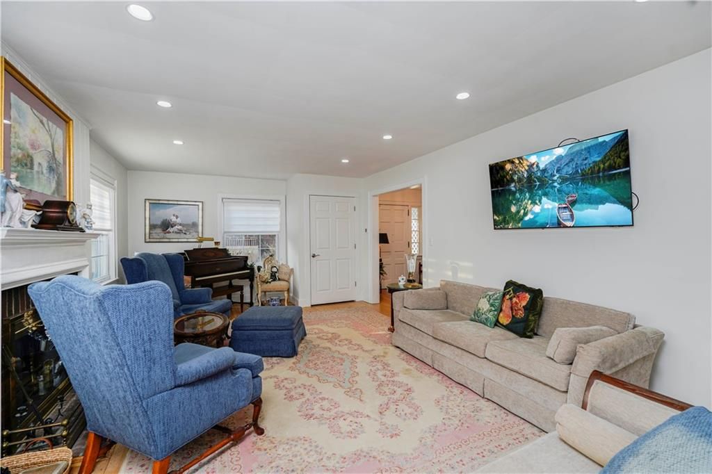 Fireplace, Interior, Living room, Piano, Recessed Lighting