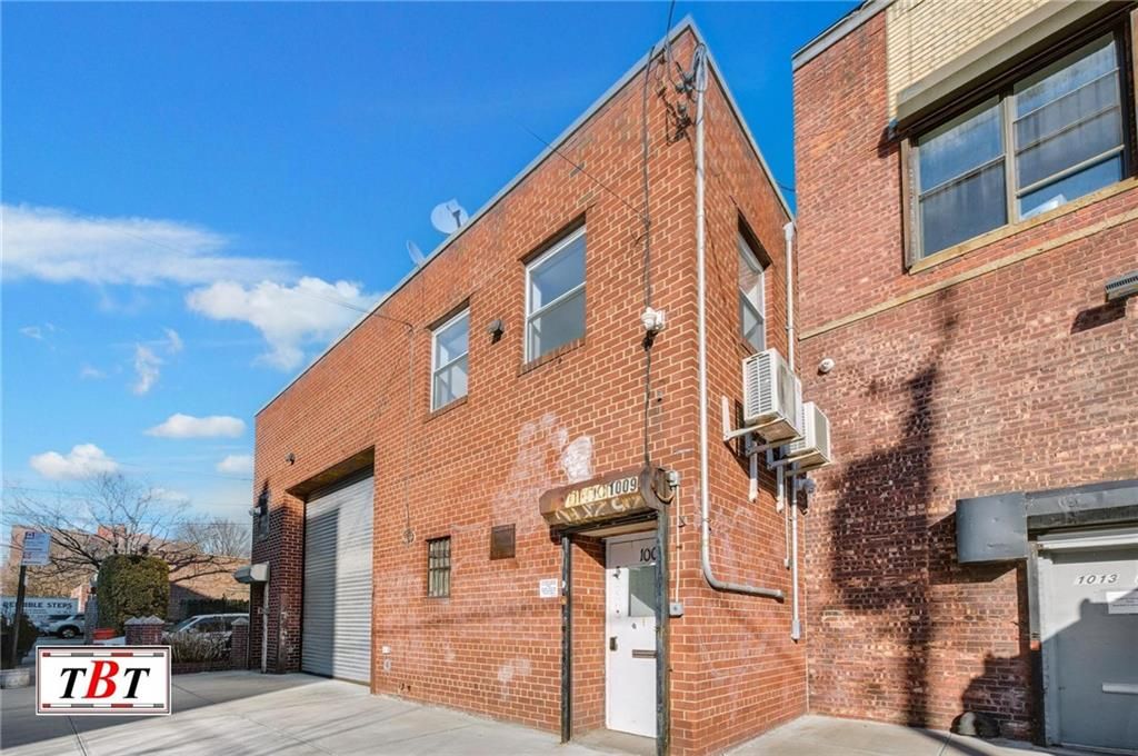 Attached, Exterior, Facade, Brick Facade, Rowhouse