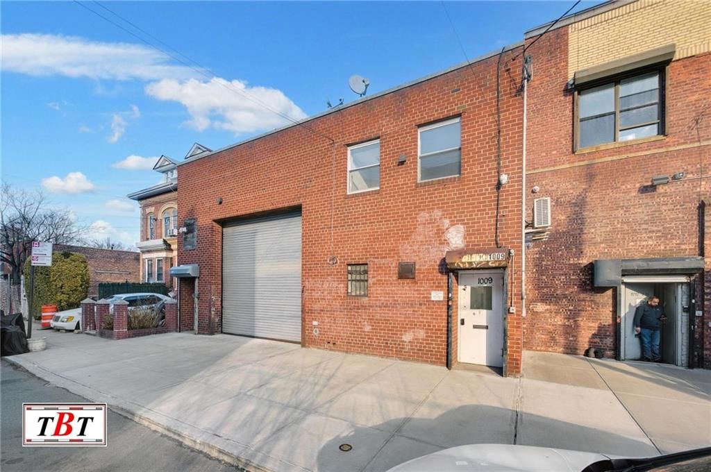 Exterior, Facade, Brick Facade, Rowhouse