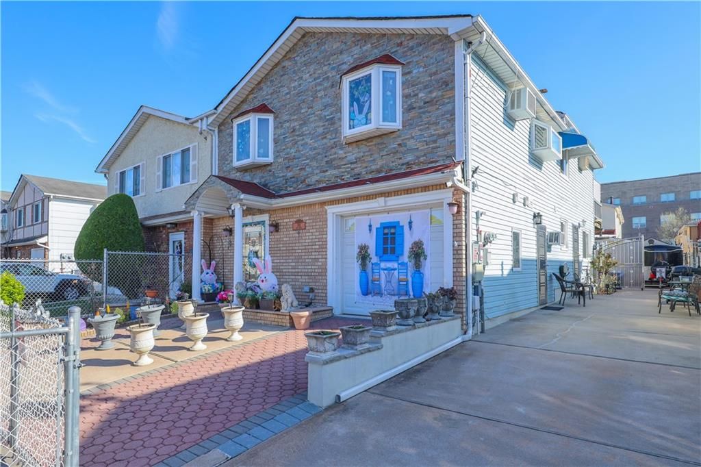 Exterior, Facade, Brick Facade, Queen Anne Victorian