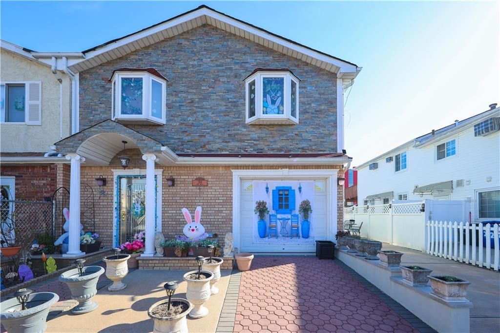 Exterior, Facade, Brick Facade, American Craftsman