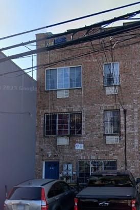 Exterior, Facade, Brick Facade, Rowhouse