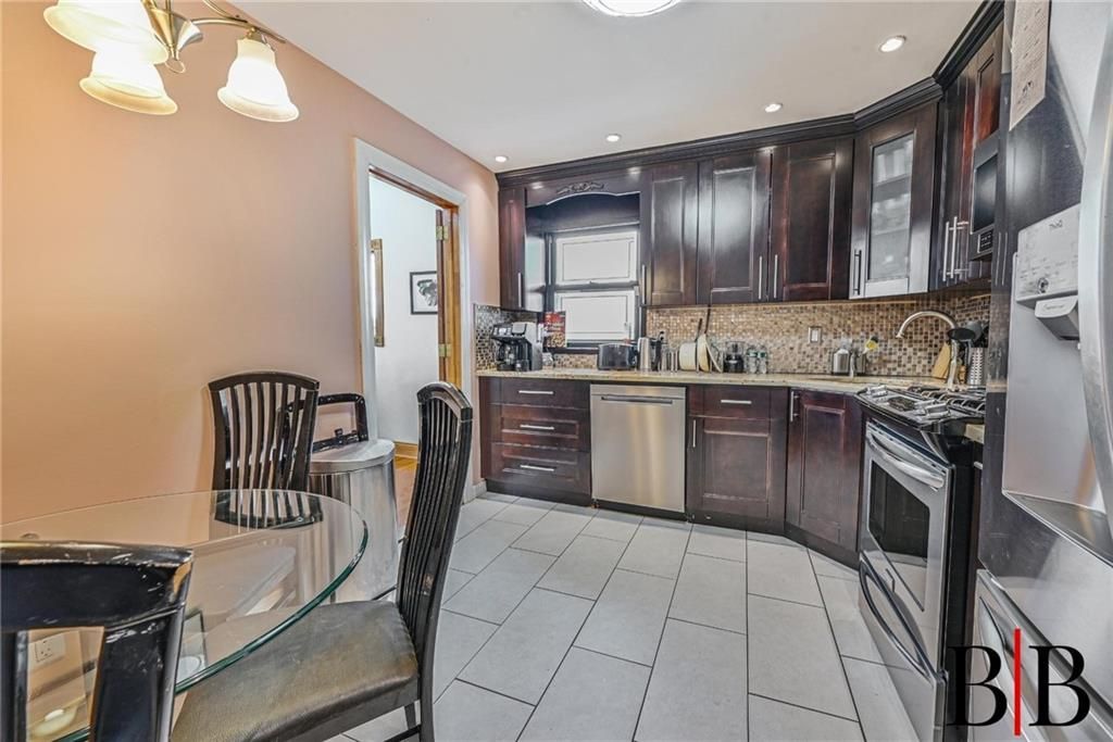 Dining room, Interior, Kitchen, Recessed Lighting, Stainless Steel Appliances