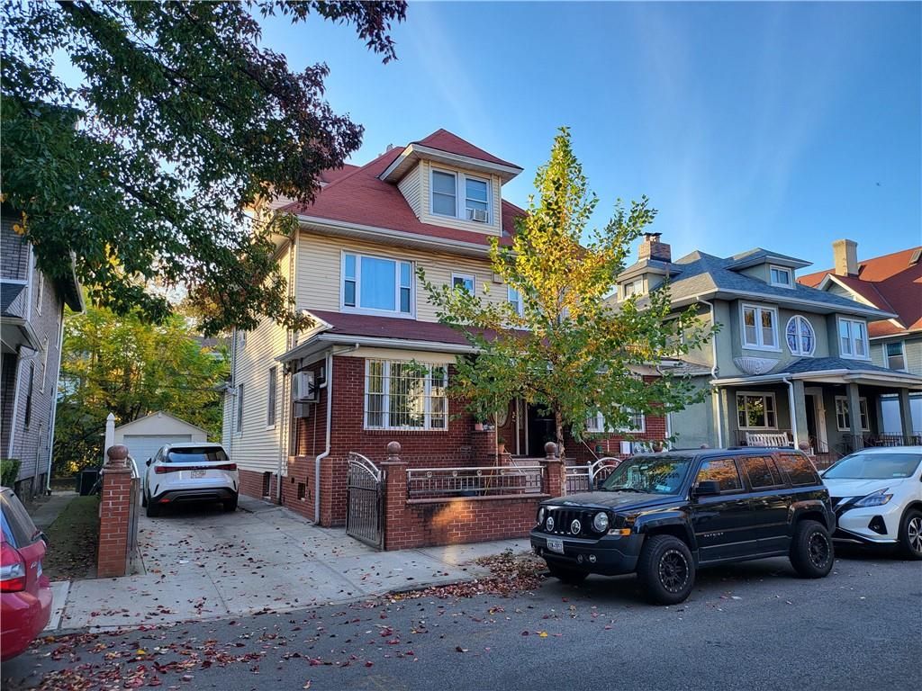Exterior, Facade, Brick Facade, Queen Anne Victorian
