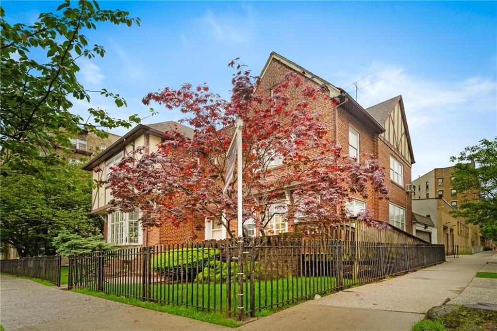 Exterior, Facade, Rowhouse