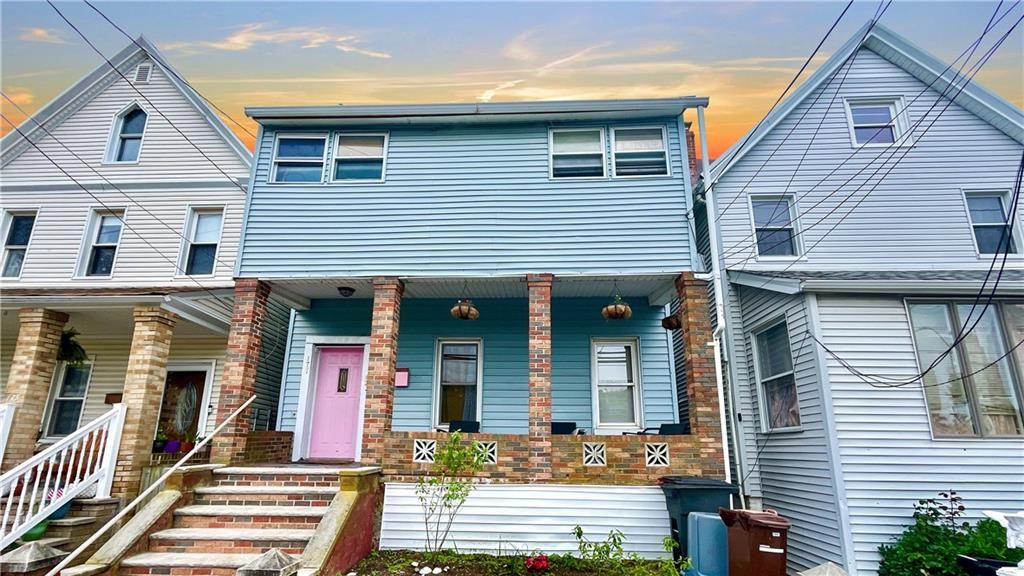 Exterior, Facade, Rowhouse