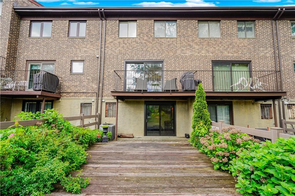 Exterior, Facade, Brick Facade, Rowhouse