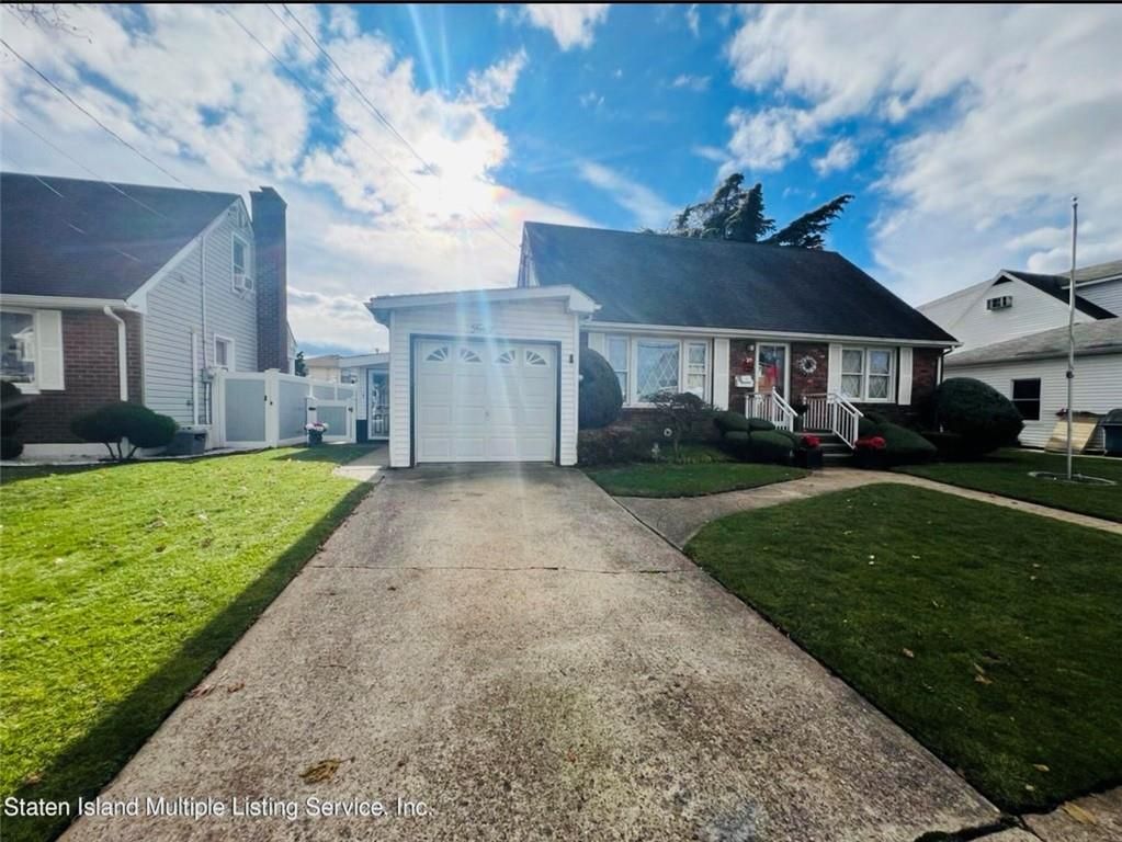 Attached, Exterior, Facade, Cape Cod