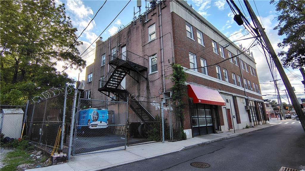 Exterior, Facade, Brick Facade, Rowhouse