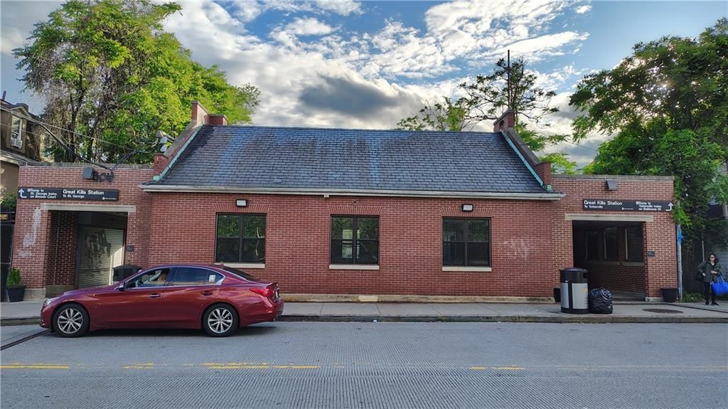 Exterior, Facade, Brick Facade, Cape Cod