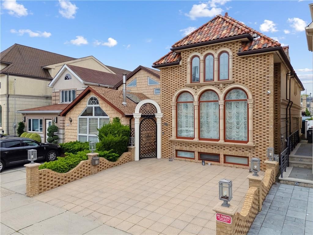 Exterior, Facade, Brick Facade, Queen Anne Victorian