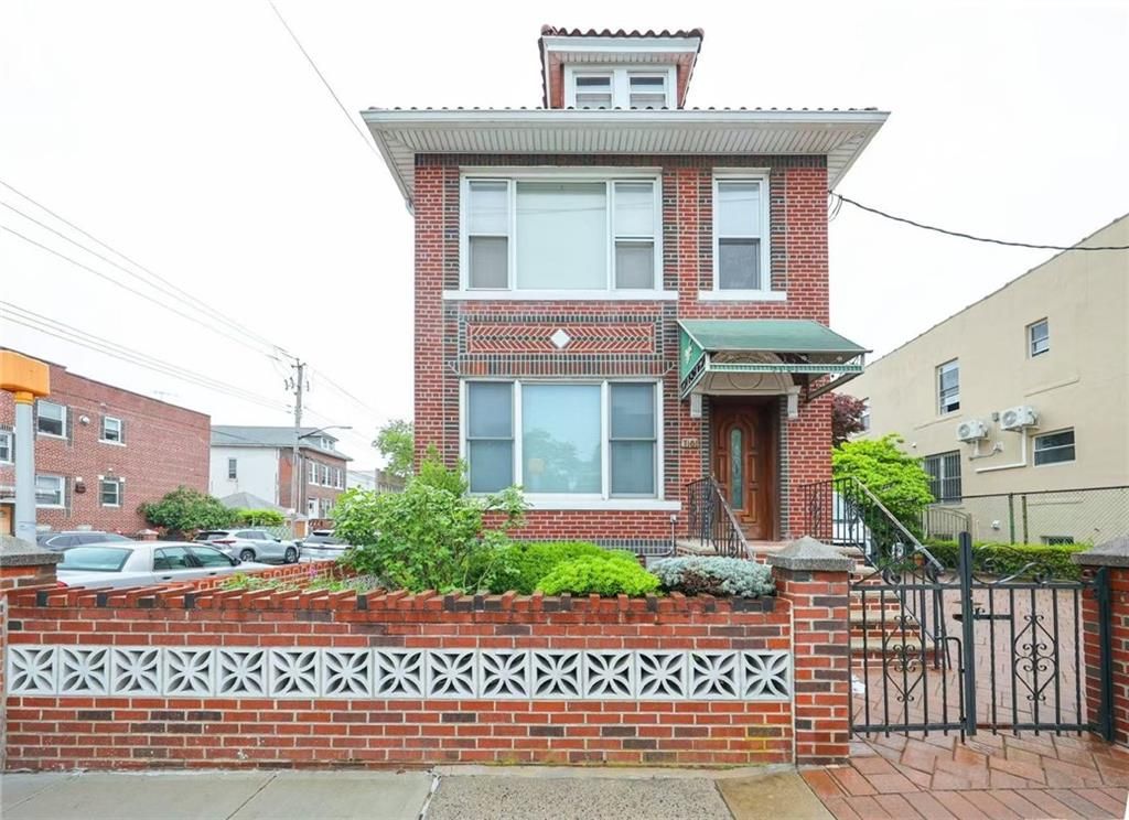 Exterior, Facade, Brick Facade, American Foursquare