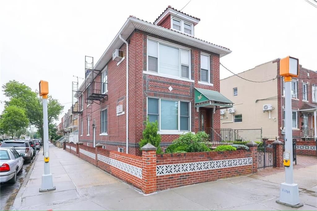 Exterior, Facade, Brick Facade, American Foursquare