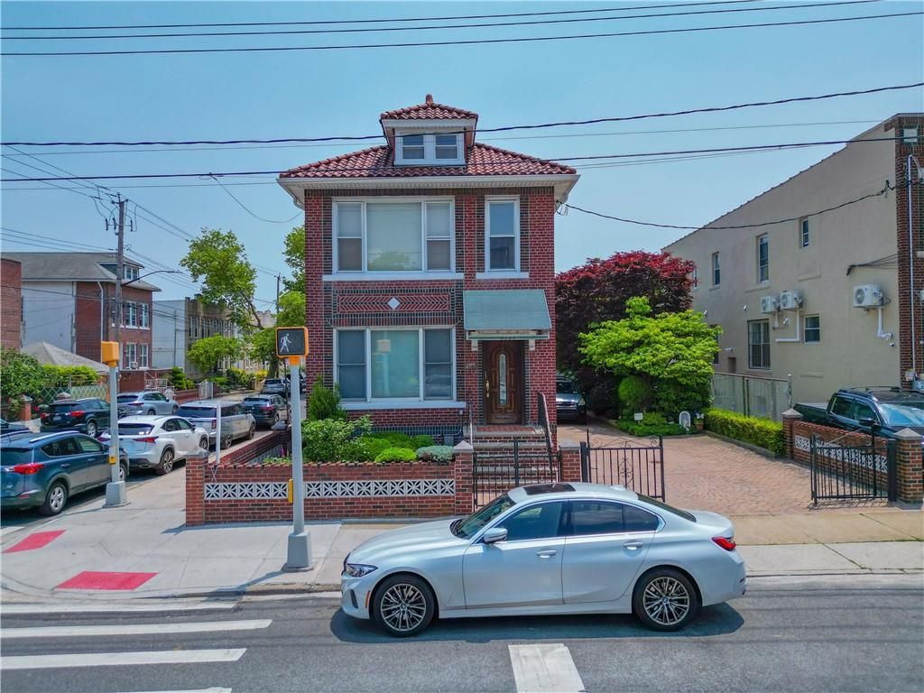 Exterior, Facade, Brick Facade, American Foursquare