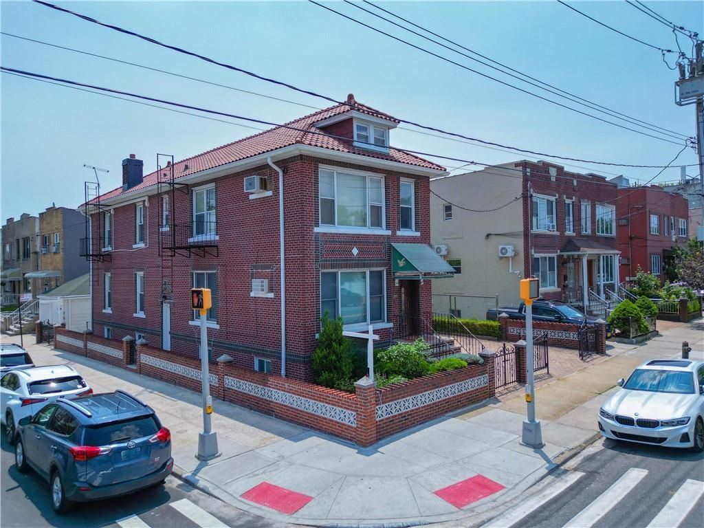 Exterior, Facade, Brick Facade, Rowhouse