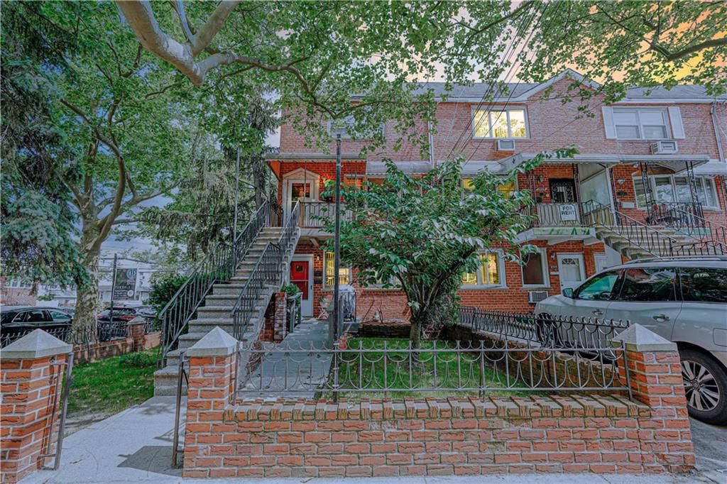 Exterior, Facade, Brick Facade, Rowhouse