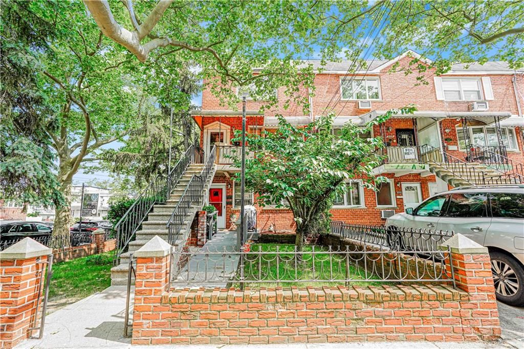 Exterior, Facade, Brick Facade, Rowhouse