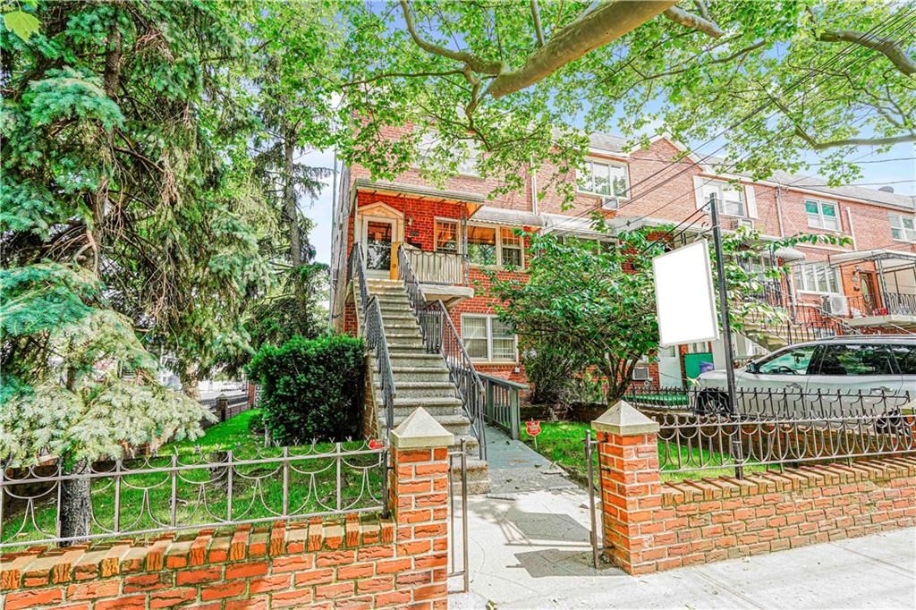 Exterior, Facade, Brick Facade, Rowhouse