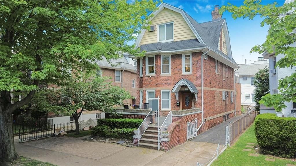 Exterior, Facade, Brick Facade, Queen Anne Victorian