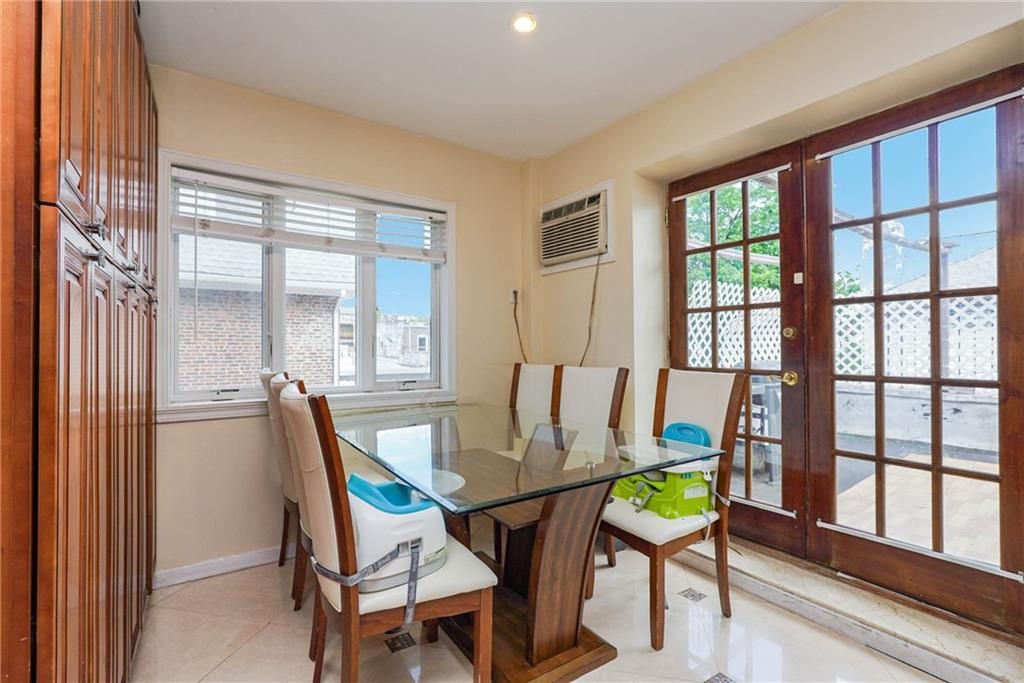 Dining room, Interior, Recessed Lighting