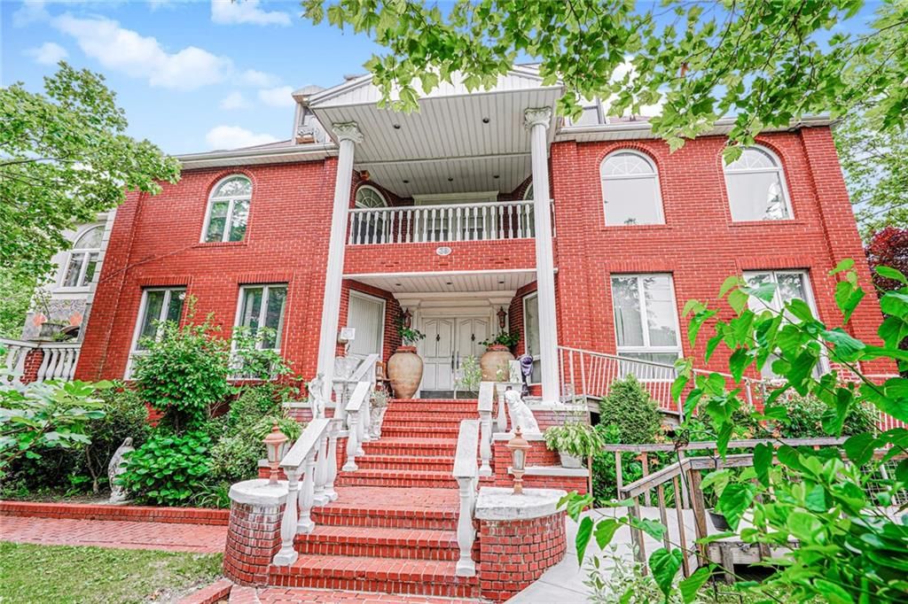 Exterior, Facade, Brick Facade, Rowhouse