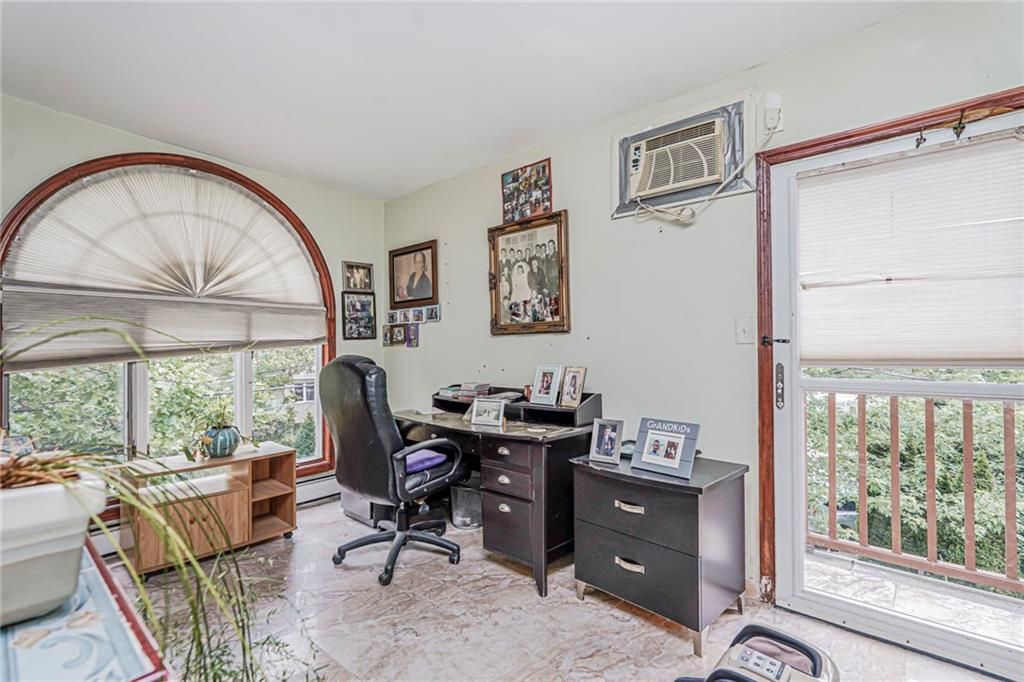 Home Office, Interior