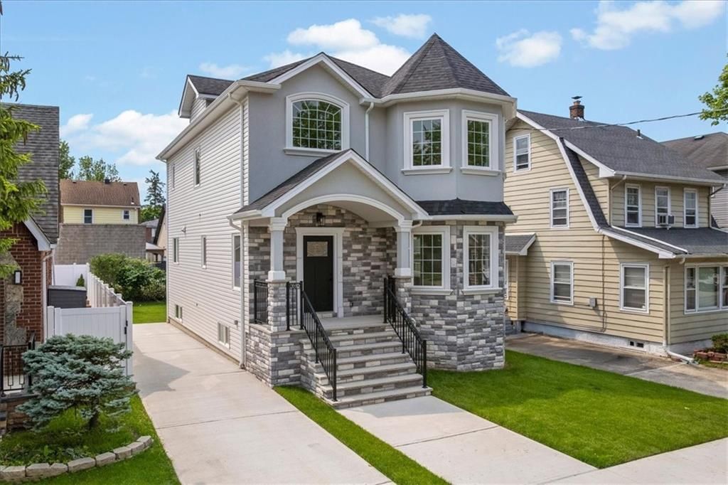 Exterior, Facade, Queen Anne Victorian