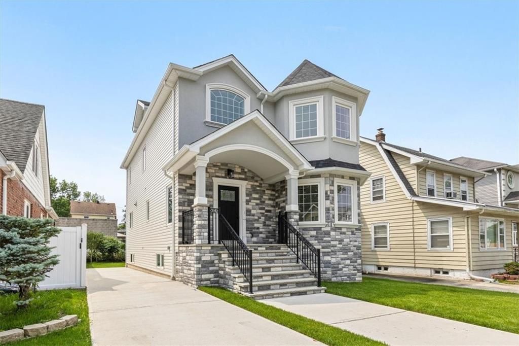 Exterior, Facade, Queen Anne Victorian