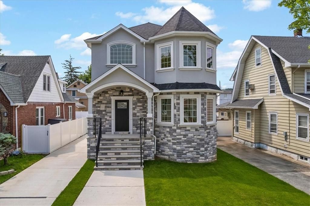 Exterior, Facade, Queen Anne Victorian