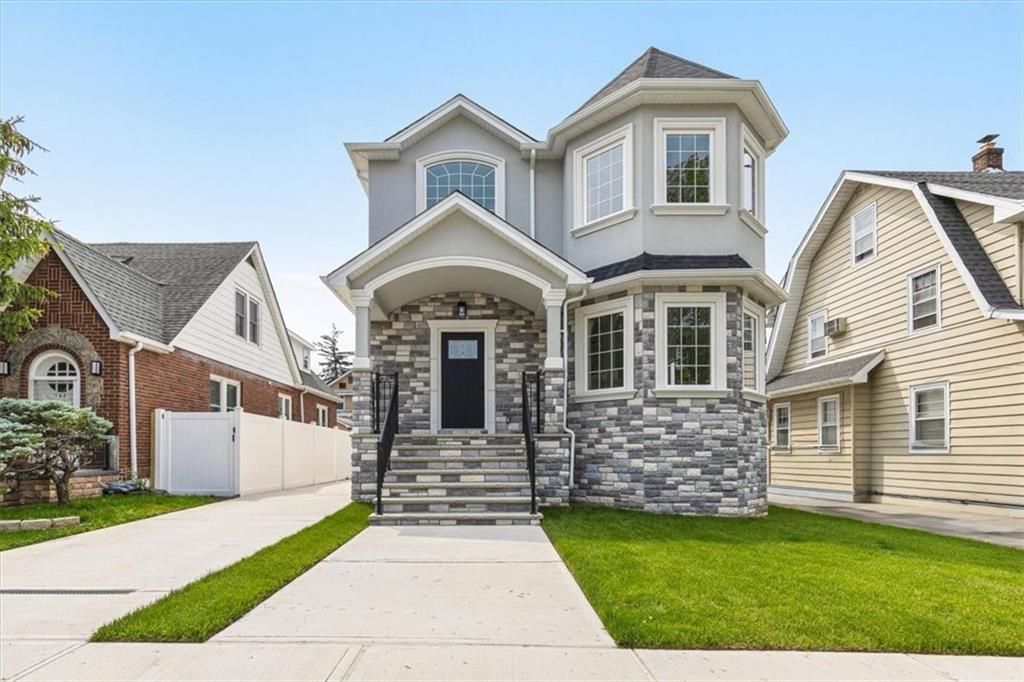 Exterior, Facade, Brick Facade, Queen Anne Victorian