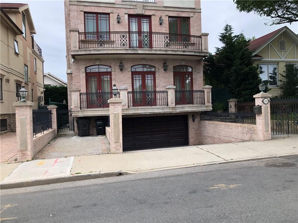 Attached, Exterior, Facade, Brick Facade, Rowhouse