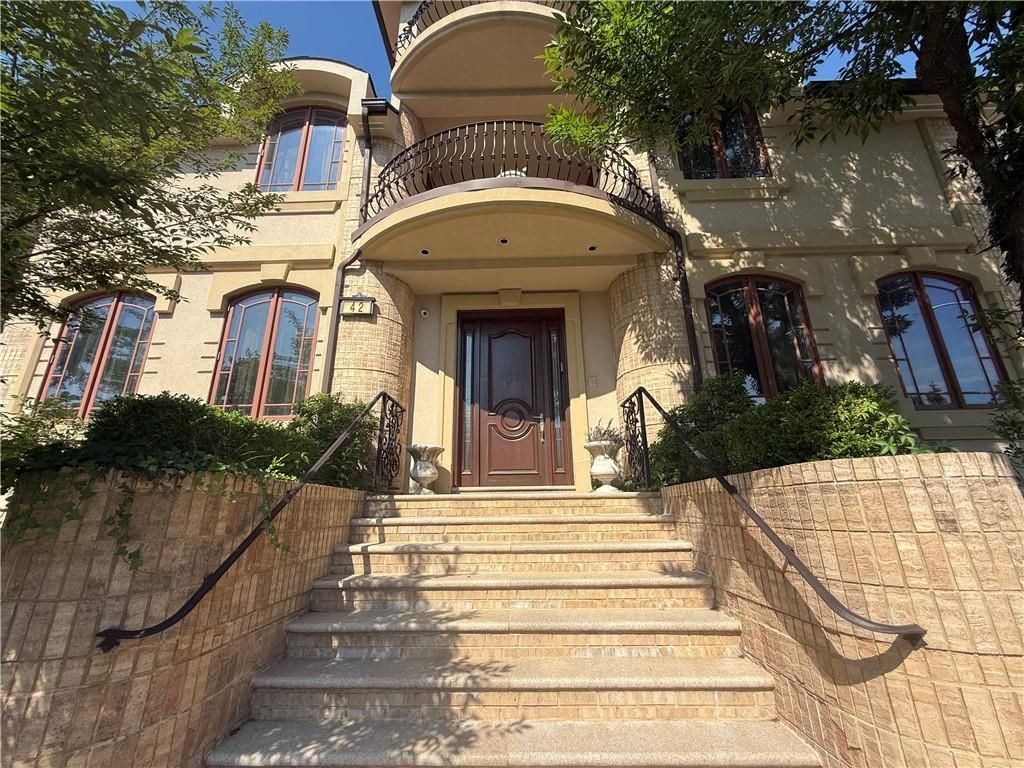 Exterior, Facade, Brownstone